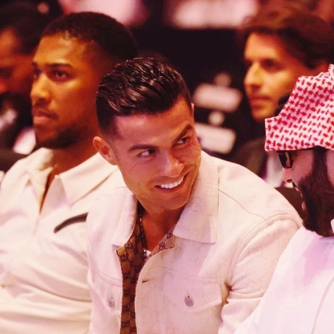 Ronaldo đi xe 13 tỷ, đeo đồng hồ 38 tỷ đi dự sự kiện, không ngờ vẫn bị đám đông la ó- Ảnh 6.