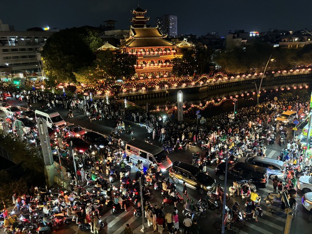 TP HCM: Kẹt xe nghiêm trọng trong đêm thả hoa đăng mừng Đại lễ Phật đản- Ảnh 2.