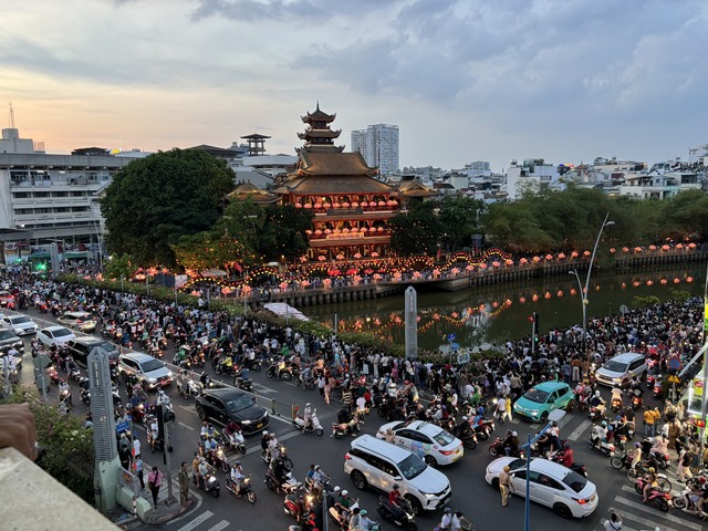 TP HCM: Kẹt xe nghiêm trọng trong đêm thả hoa đăng mừng Đại lễ Phật đản- Ảnh 1.