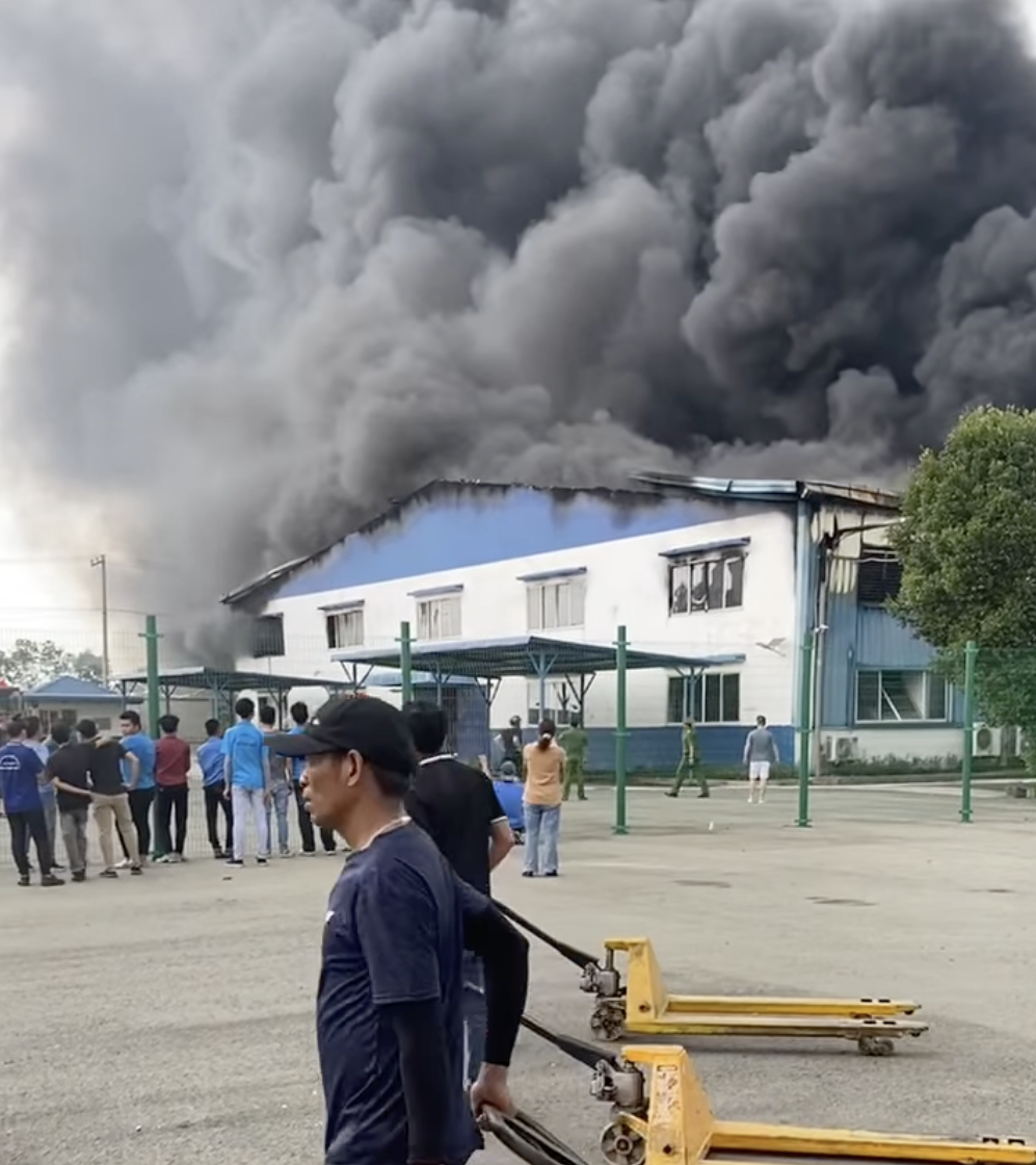 CLIP: Cháy lớn trong khu công nghiệp ở Đồng Nai, cột khói cao hàng trăm mét- Ảnh 1.