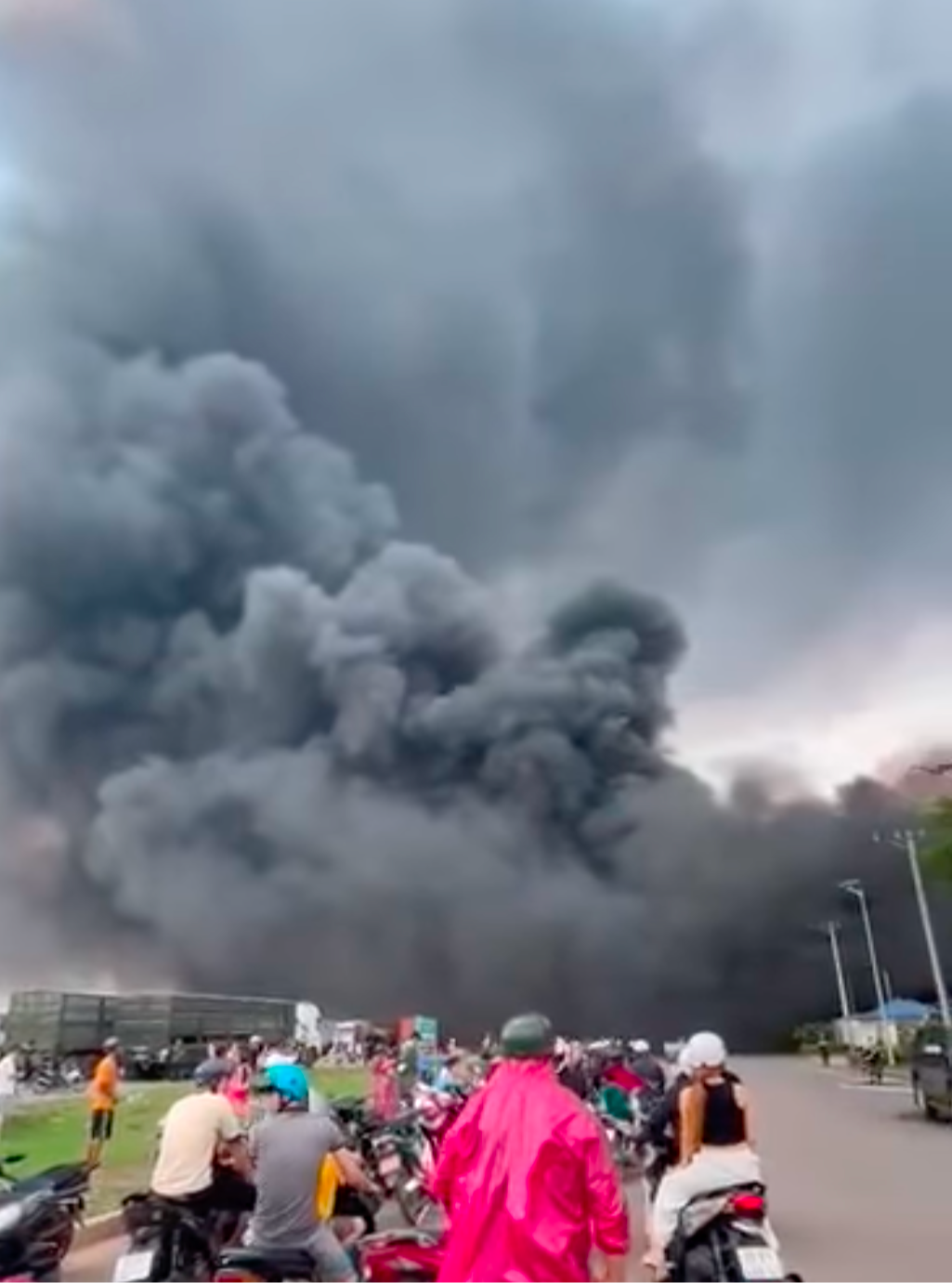 CLIP: Cháy lớn trong khu công nghiệp ở Đồng Nai, cột khói cao hàng trăm mét- Ảnh 3.