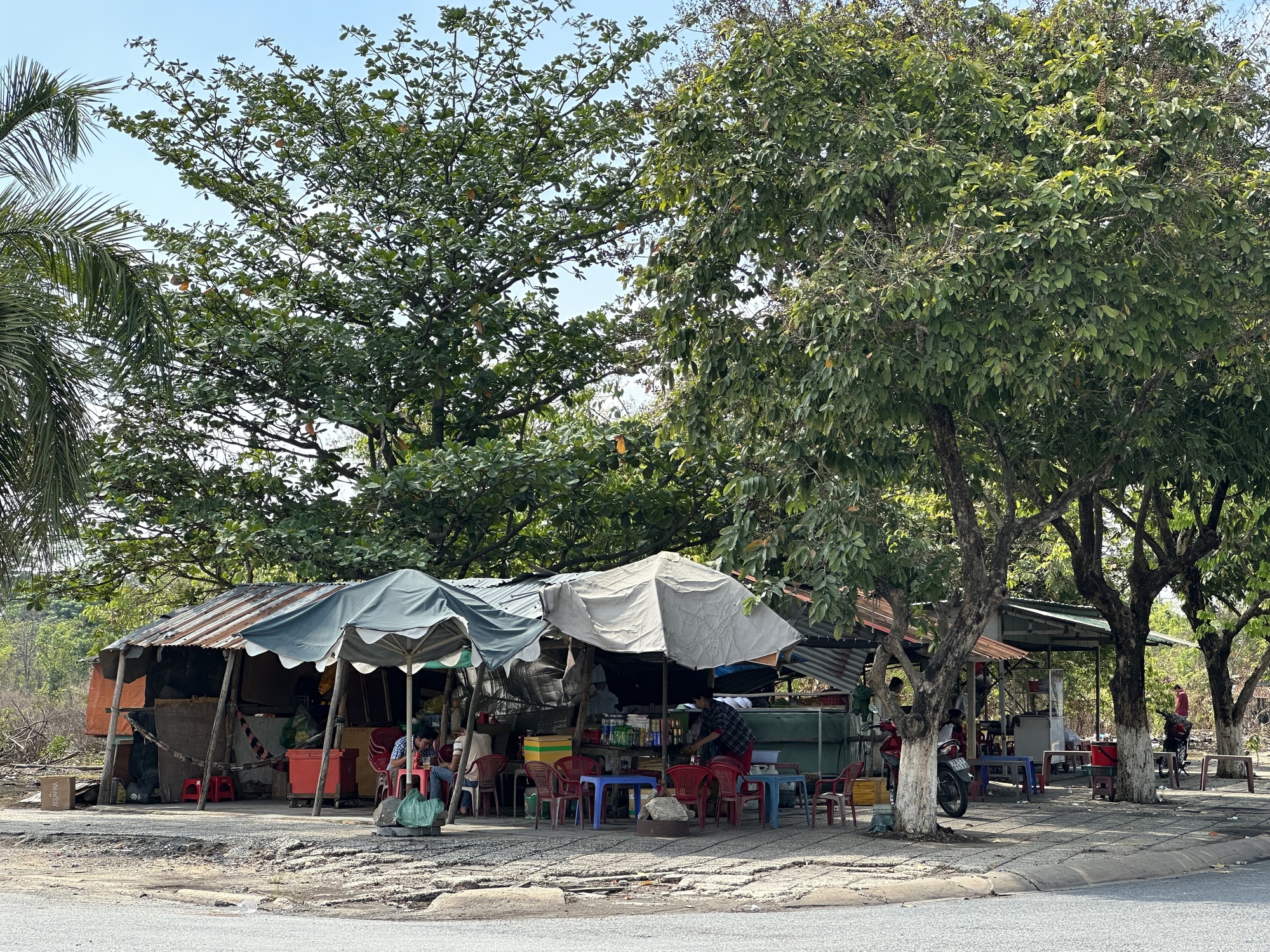 Cận cảnh: Hình ảnh hoang vắng kỳ lạ của một khu đô thị biên giới đang chờ 