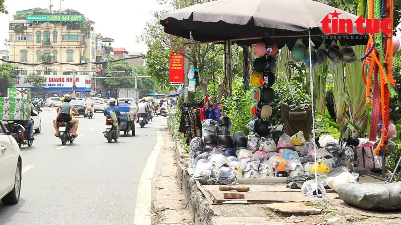 Mũ bảo hiểm kém chất lượng tràn lan trên vỉa hè Hà Nội- Ảnh 1.