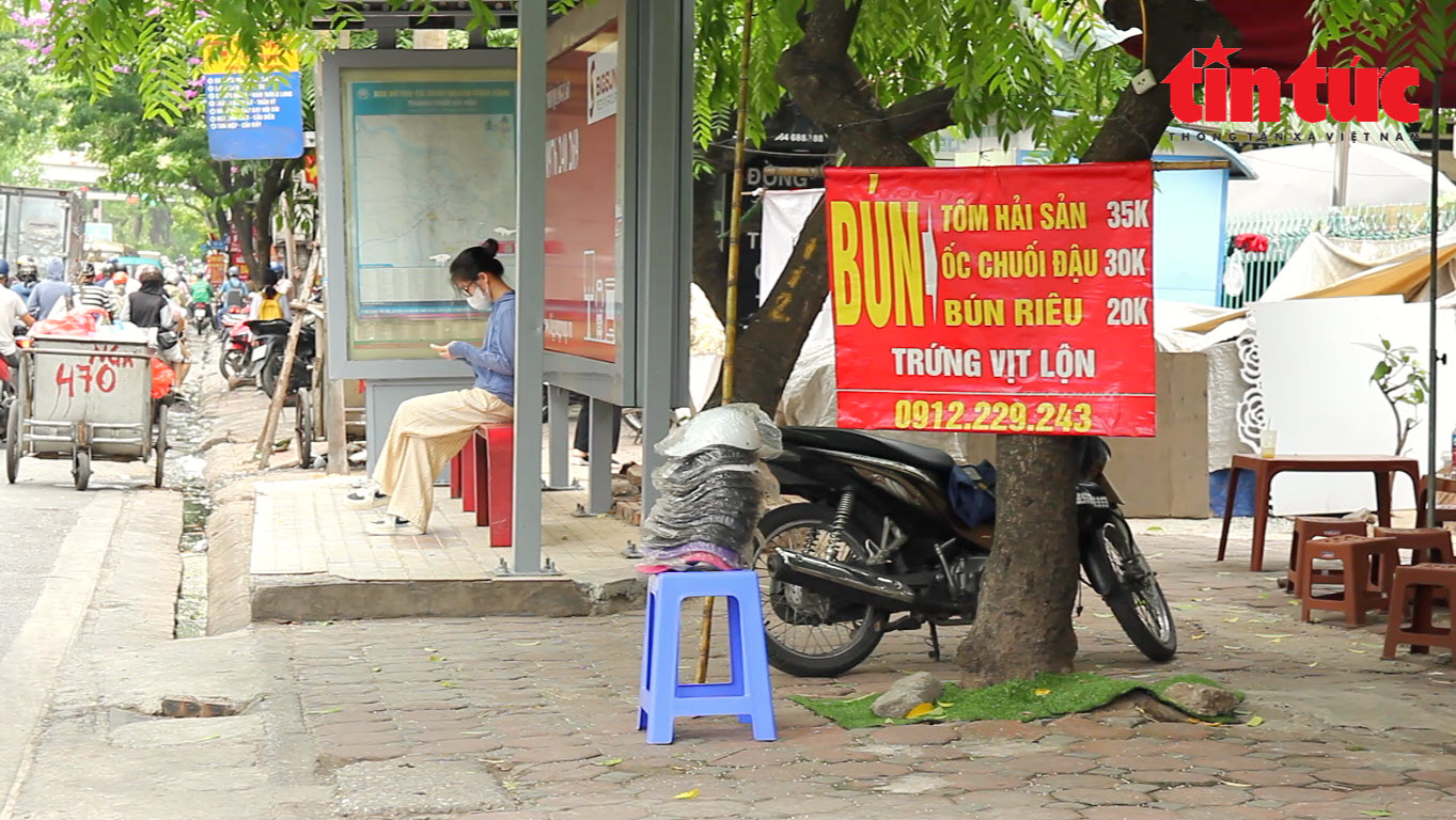 Mũ bảo hiểm kém chất lượng tràn lan trên vỉa hè Hà Nội- Ảnh 3.