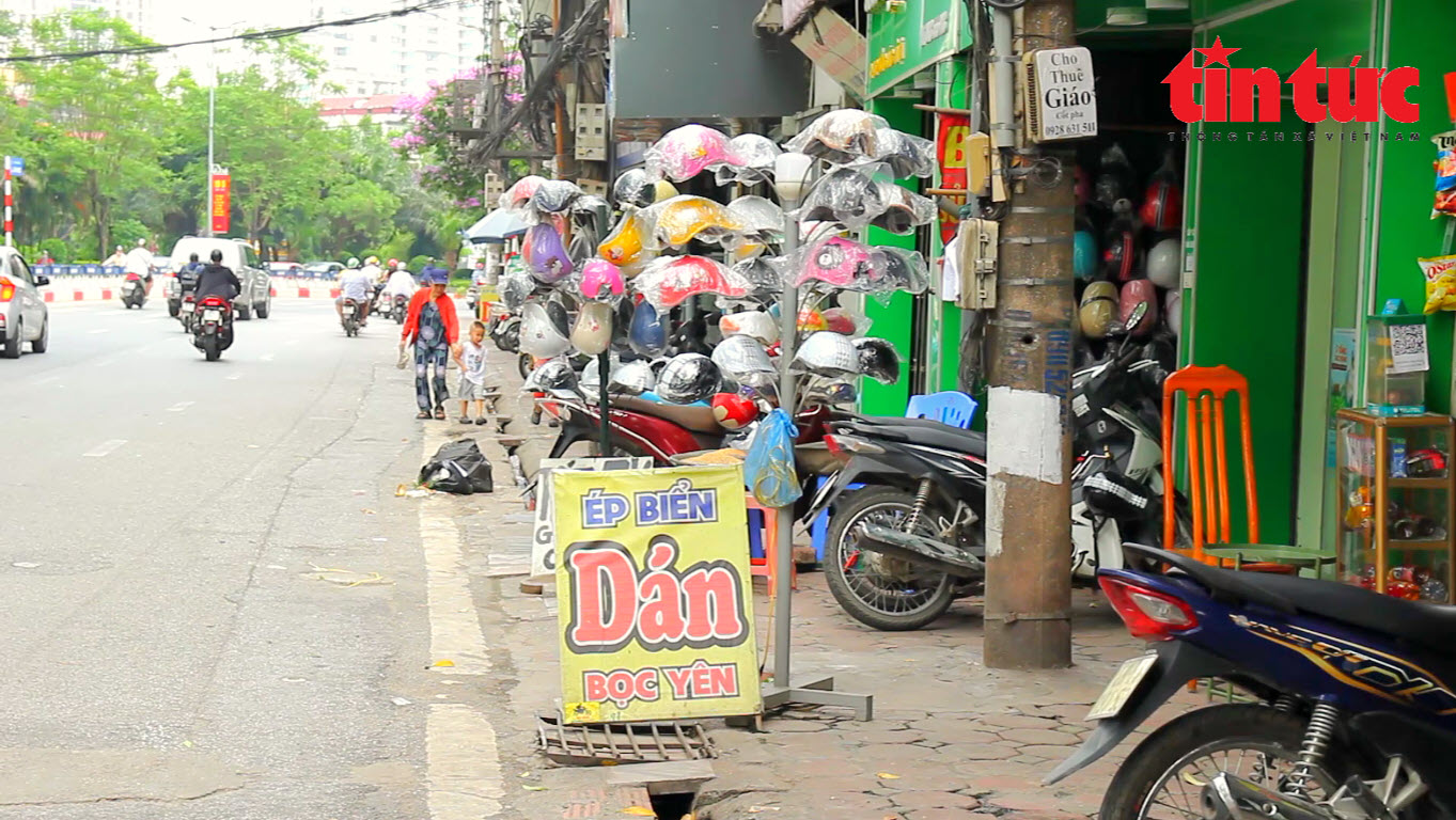 Mũ bảo hiểm kém chất lượng tràn lan trên vỉa hè Hà Nội- Ảnh 5.