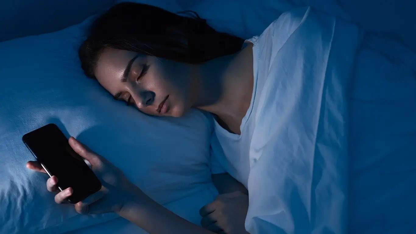 Cảnh báo : Hậu quả khôn lường khi để điện thoại bên giường khi ngủ- Ảnh 3.