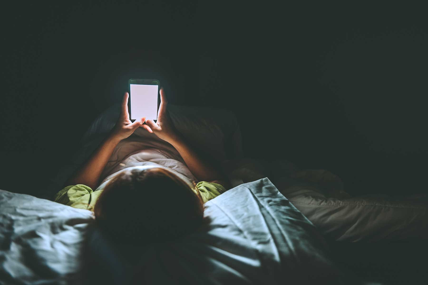 Cảnh báo : Hậu quả khôn lường khi để điện thoại bên giường khi ngủ- Ảnh 2.