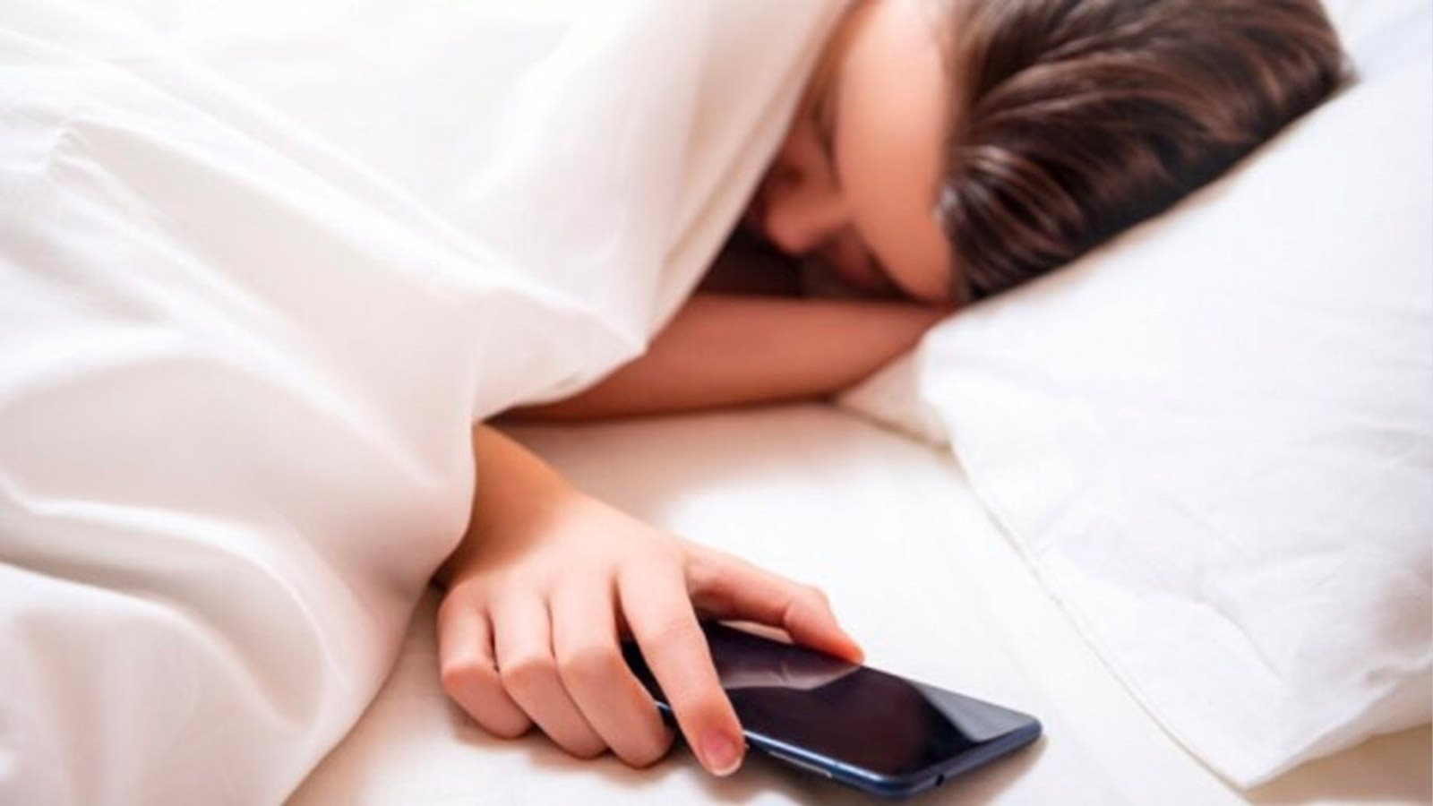 Cảnh báo : Hậu quả khôn lường khi để điện thoại bên giường khi ngủ- Ảnh 1.