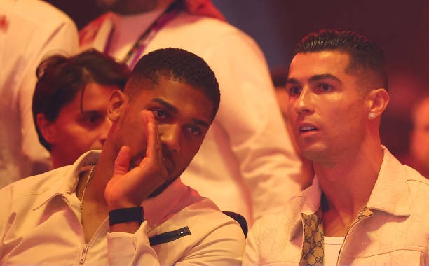 Ronaldo đi xe 13 tỷ, đeo đồng hồ 38 tỷ đi dự sự kiện, không ngờ vẫn bị đám đông la ó- Ảnh 4.