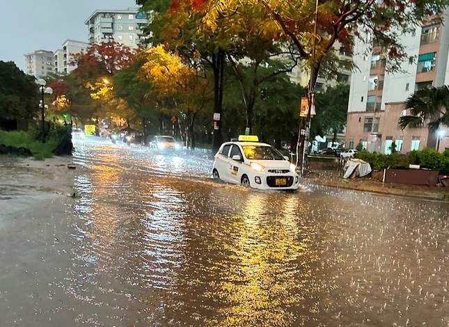 Nhiều tuyến phố Hà Nội ngập sâu sau mưa lớn chiều tối nay- Ảnh 1.