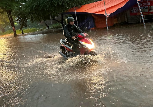 Nhiều tuyến phố Hà Nội ngập sâu sau mưa lớn chiều tối nay- Ảnh 2.