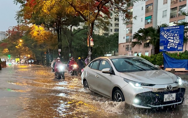 Nhiều tuyến phố Hà Nội ngập sâu sau mưa lớn chiều tối nay- Ảnh 3.