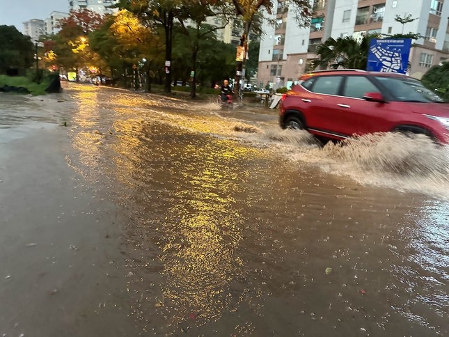 Nhiều tuyến phố Hà Nội ngập sâu sau mưa lớn chiều tối nay- Ảnh 5.