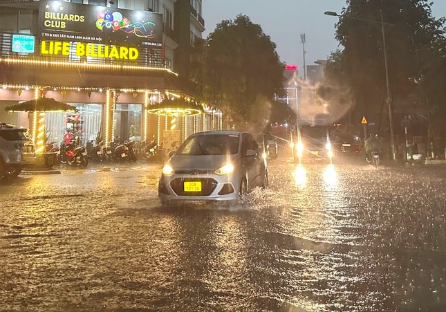 Nhiều tuyến phố Hà Nội ngập sâu sau mưa lớn chiều tối nay- Ảnh 6.