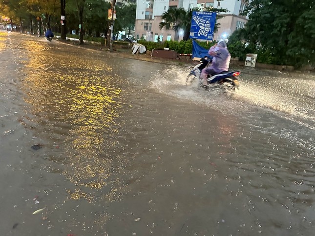 Nhiều tuyến phố Hà Nội ngập sâu sau mưa lớn chiều tối nay- Ảnh 7.