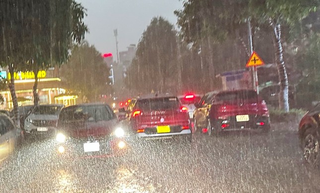 Nhiều tuyến phố Hà Nội ngập sâu sau mưa lớn chiều tối nay- Ảnh 8.