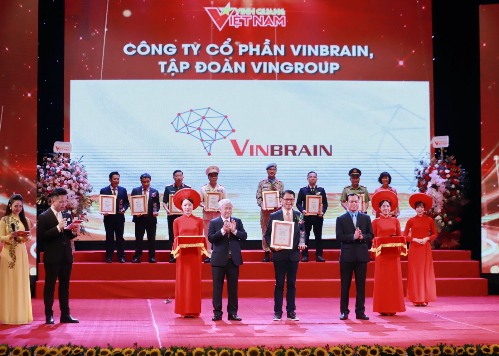 Chương trình Vinh quang Việt Nam 2024: Tôn vinh 20 tập thể, cá nhân tiêu biểu- Ảnh 2.