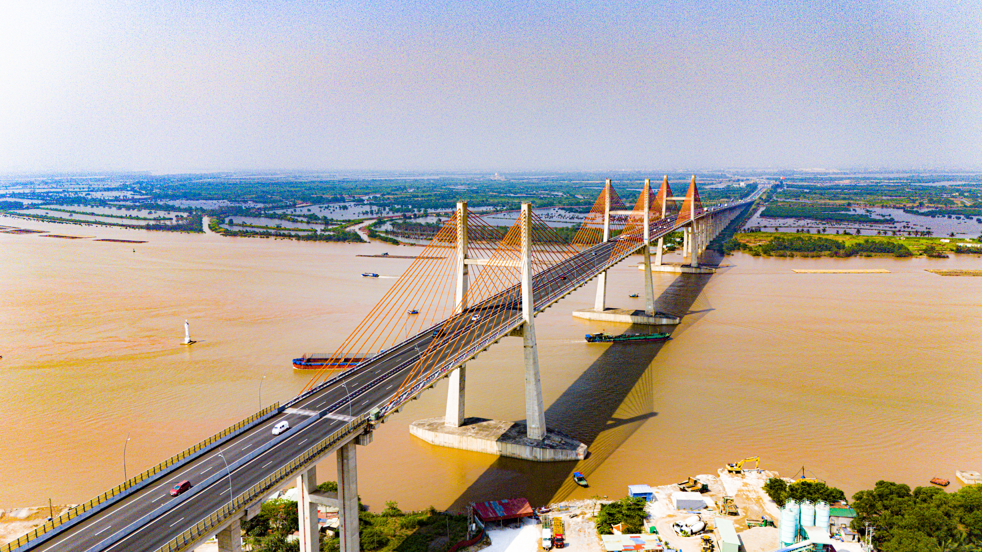 Toàn cảnh cao tốc đắt nhất Việt Nam có siêu cầu dây văng dài hơn 5 km, riêng dây cáp đã nặng 800 tấn- Ảnh 9.