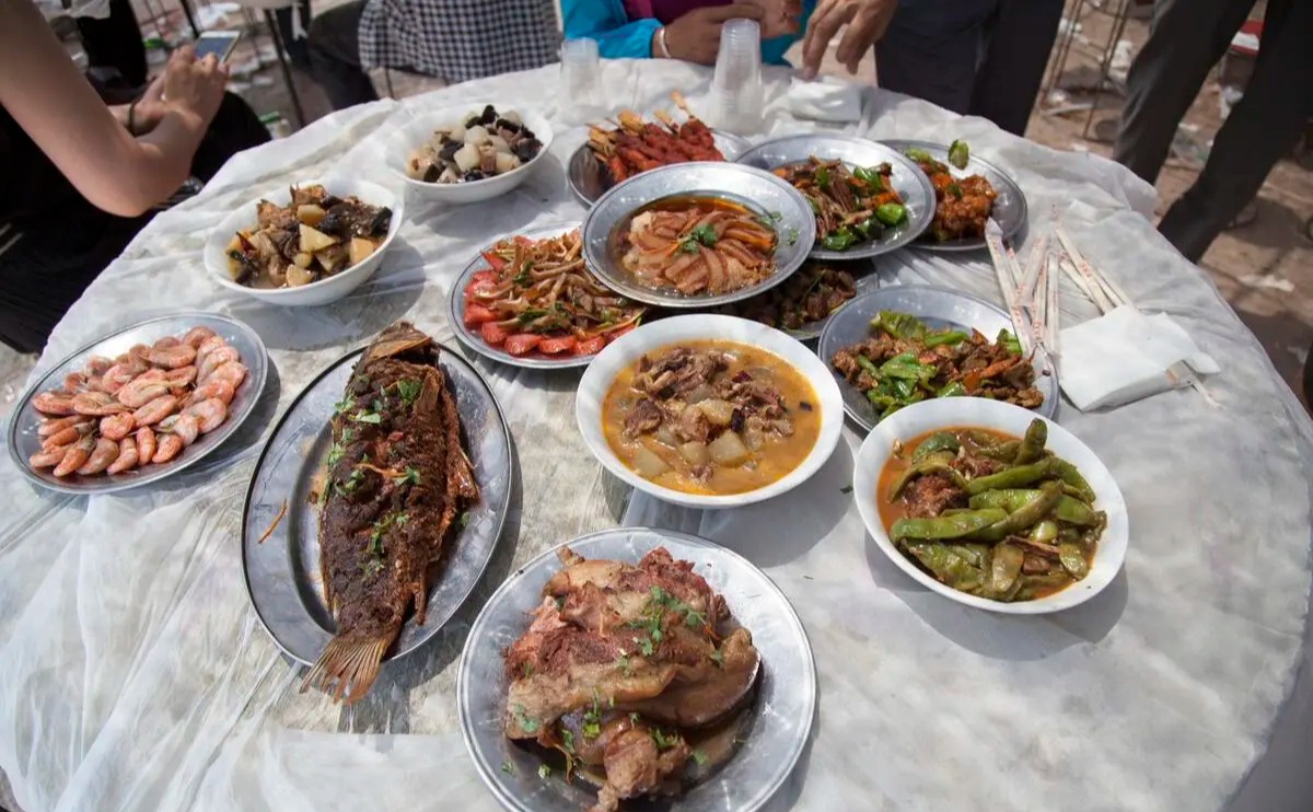 Mời cả làng dự mừng thọ 70 tuổi nhưng không ai đến, thấy cỗ bàn vắng tanh lạnh ngắt, ông lão mắt ngấn lệ nhận ra sai lầm- Ảnh 1. Mời cả làng dự mừng thọ 70 tuổi nhưng không ai đến, thấy cỗ bàn vắng tanh lạnh ngắt, ông lão mắt ngấn lệ nhận ra sai lầm- Ảnh 1.