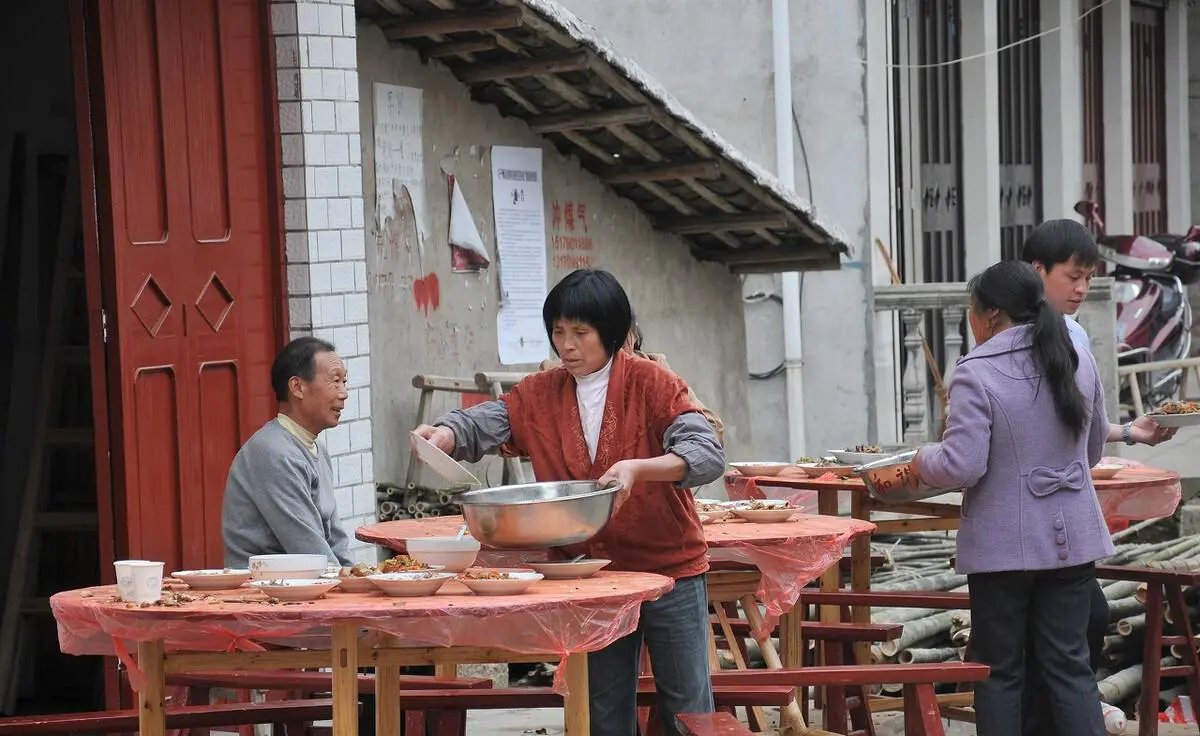 Mời cả làng dự mừng thọ 70 tuổi nhưng không ai đến, thấy cỗ bàn vắng tanh lạnh ngắt, ông lão mắt ngấn lệ nhận ra sai lầm- Ảnh 2. Mời cả làng dự mừng thọ 70 tuổi nhưng không ai đến, thấy cỗ bàn vắng tanh lạnh ngắt, ông lão mắt ngấn lệ nhận ra sai lầm- Ảnh 2.