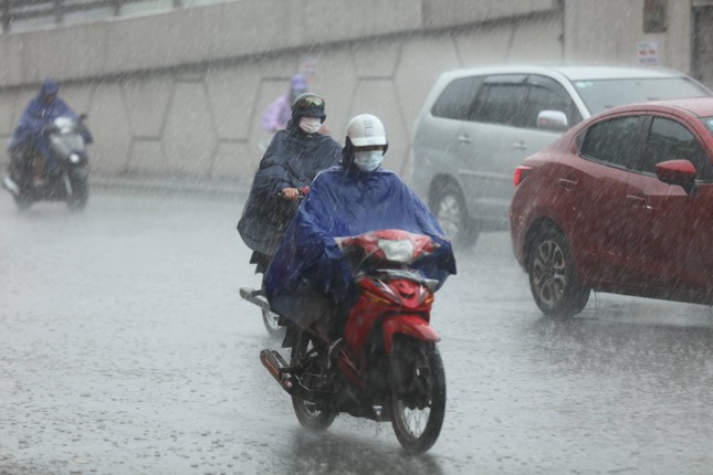Hà Nội sắp đón thêm nhiều đợt mưa lớn- Ảnh 1.