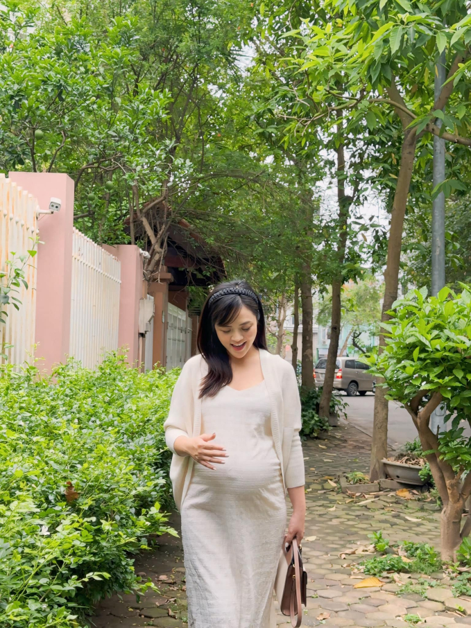 Thu Quỳnh khoe nhan sắc và bụng bầu to vượt mặt tháng cuối thai kỳ, hé lộ thông tin đặc biệt trước ngày lâm bồn- Ảnh 2.