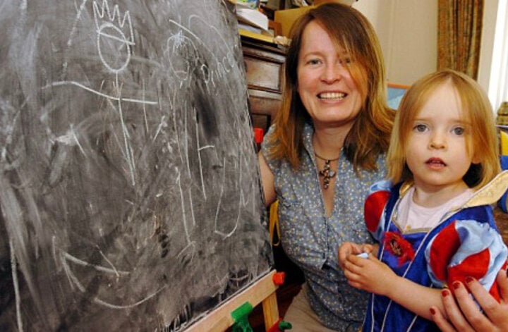 Cô bé 3 tuổi có IQ bằng Stephen Hawking gây chấn động nước Anh- Ảnh 2.