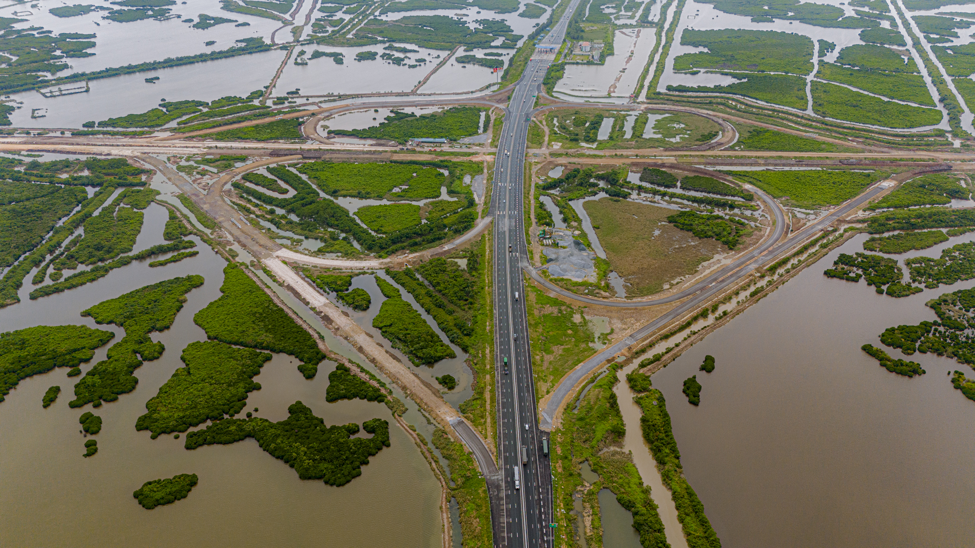 Toàn cảnh nút giao khủng nhất Quảng Ninh, rộng gấp 5 lần sân Mỹ Đình, chiều dài đường nhánh hơn 8 km- Ảnh 2.