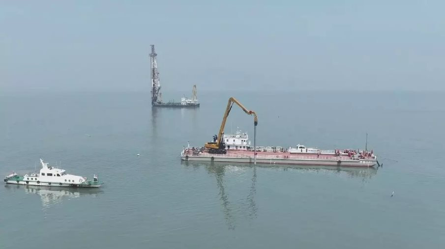 Trung Quốc chính thức khởi công công trình khiến thế giới ngỡ ngàng: Bê công nghệ ra biển phủ kín diện tích bằng 2.616 sân bóng, dự kiến tiết kiệm 680.000 tấn than và giảm 1,77 triệu tấn CO2 mỗi năm- Ảnh 2.