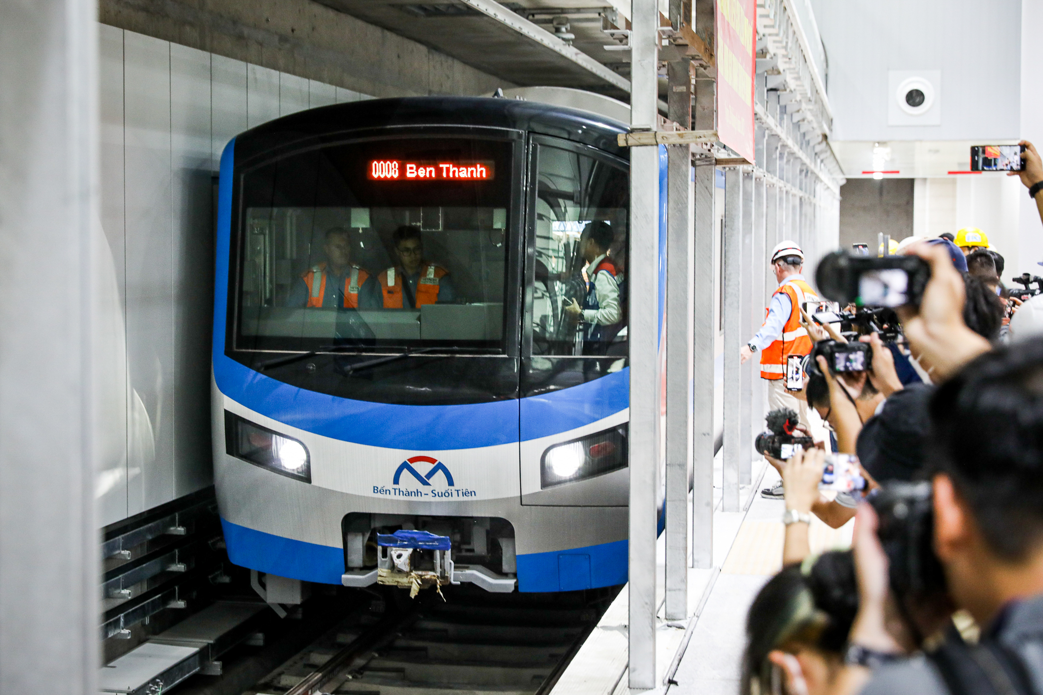 Hiện trạng khu vực đang được xây dựng tuyến metro dài 11 km, trị giá 2 tỷ USD, nối trung tâm TP. HCM với khu vực gần sân bay Tân Sơn Nhất- Ảnh 1.