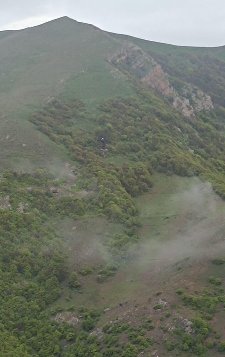 Toàn cảnh hiện trường trực thăng chở Tổng thống Iran rơi: Buồng lái cháy rụi, mảnh vỡ được tìm thấy- Ảnh 1.