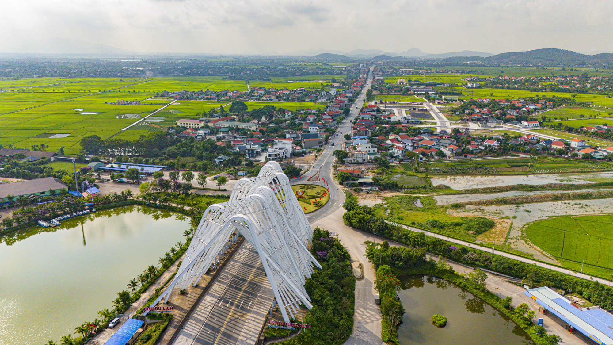 Diện mạo thị xã nằm ở giao điểm tam giác kinh tế Hà Nội - Hải Phòng - Quảng Ninh, có thể đưa tỉnh giáp biên giới trở thành tỉnh có nhiều thành phố nhất- Ảnh 1.