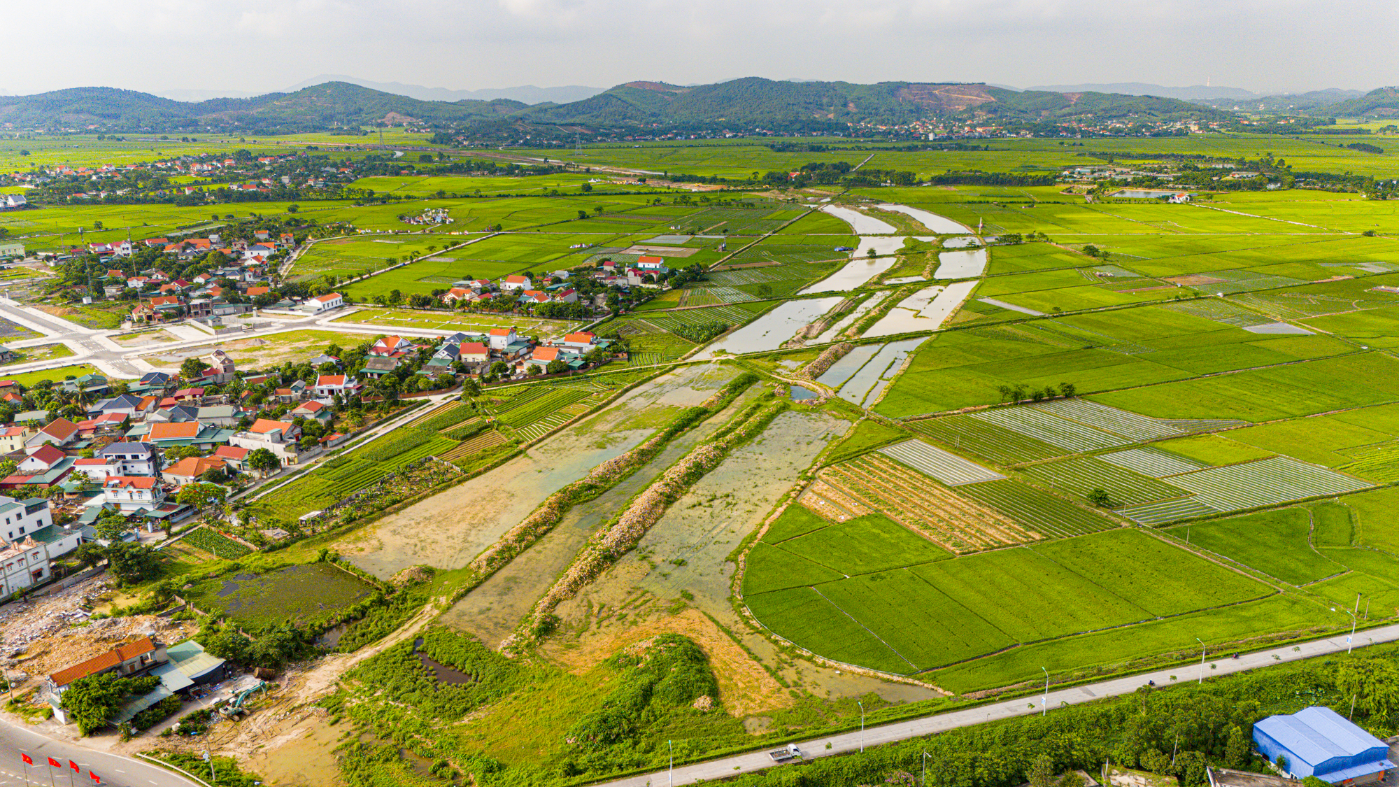 Diện mạo thị xã nằm ở giao điểm tam giác kinh tế Hà Nội - Hải Phòng - Quảng Ninh, có thể đưa tỉnh giáp biên giới trở thành tỉnh có nhiều thành phố nhất- Ảnh 2.