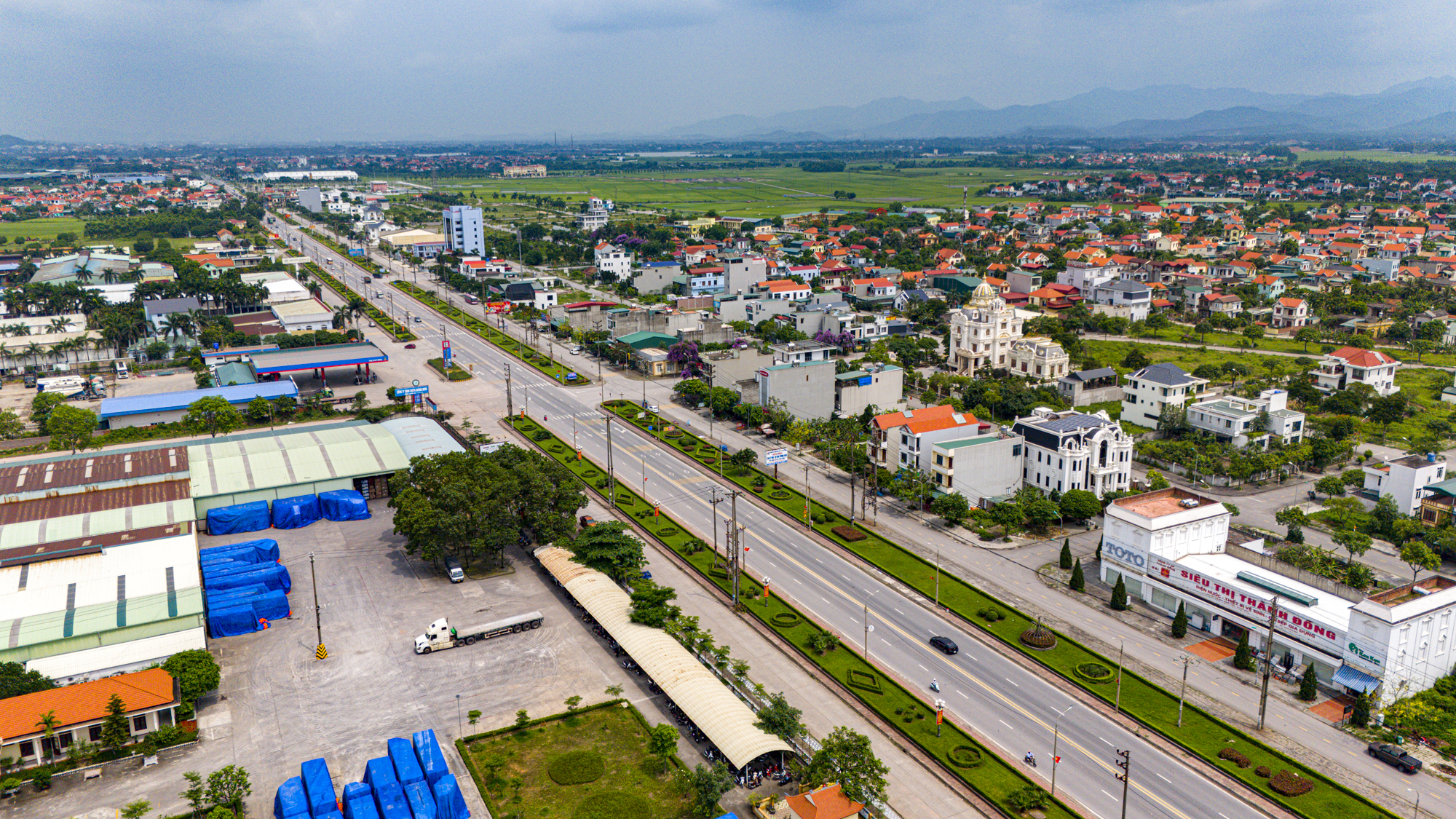 Diện mạo thị xã nằm ở giao điểm tam giác kinh tế Hà Nội - Hải Phòng - Quảng Ninh, có thể đưa tỉnh giáp biên giới trở thành tỉnh có nhiều thành phố nhất- Ảnh 4.