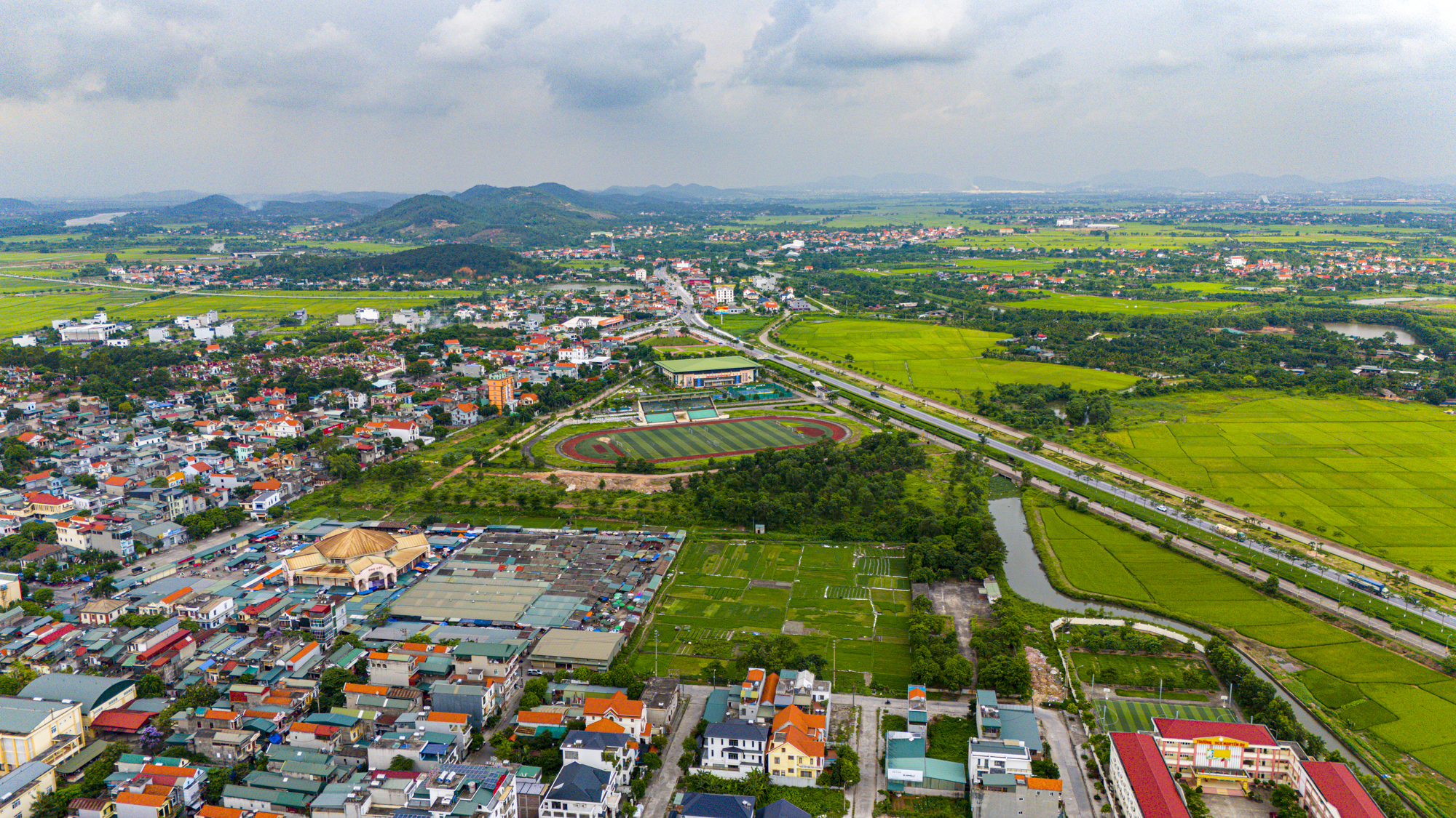 Diện mạo thị xã nằm ở giao điểm tam giác kinh tế Hà Nội - Hải Phòng - Quảng Ninh, có thể đưa tỉnh giáp biên giới trở thành tỉnh có nhiều thành phố nhất- Ảnh 5.