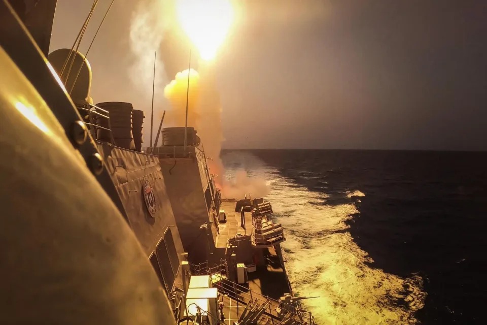 Tàu khu trục mang tên lửa dẫn đường USS Carney đánh chặn tổ hợp tên lửa và UAV của Houthi trên Biển Đỏ ngày 19-10-2023. Ảnh: Hải quân Mỹ