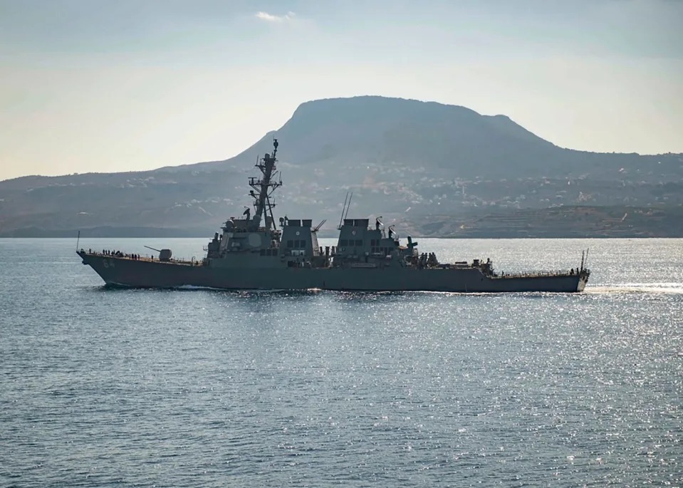 Tàu khu trục mang tên lửa dẫn đường USS Carney tại Vịnh Souda, Hy Lạp. Ảnh:Hải quân Mỹ