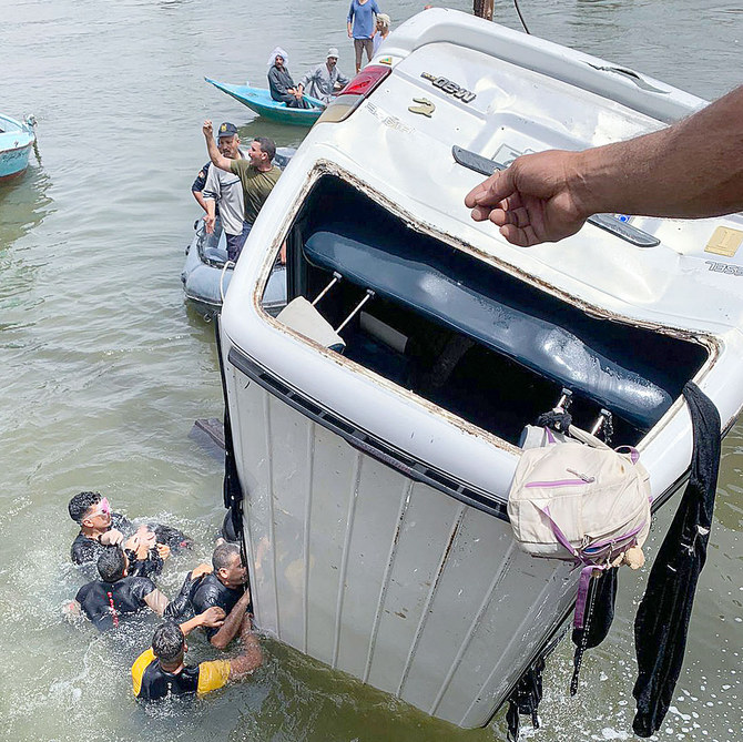 Bi kịch sông Nile: Xe chở khách lao xuống dòng nước, ít nhất 10 phụ nữ và trẻ em thiệt mạng- Ảnh 1.