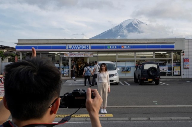 Thị trấn Nhật Bản dựng tấm chặn núi Phú Sĩ vì chán ngán với du khách- Ảnh 1.