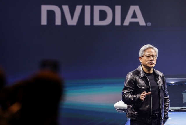 Ngày tuyệt vời của Jensen Huang: Doanh thu Nvidia tăng 262%, vốn hóa chạm mốc 2,3 nghìn tỷ USD, lần đầu vượt mốc 1.000 USD/1 cổ phiếu- Ảnh 1.