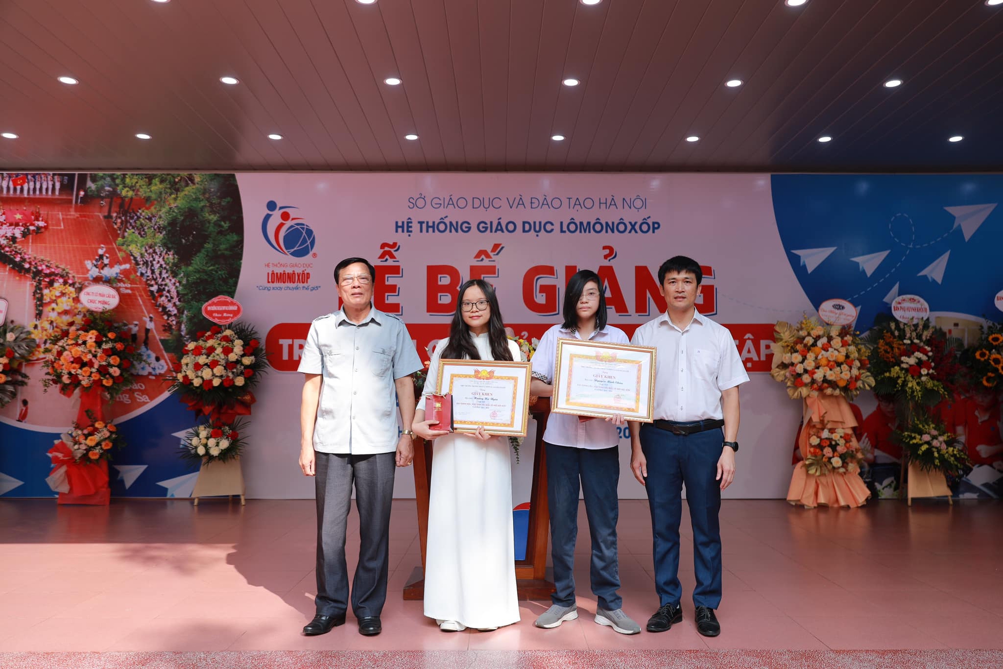 Trường học ở Hà Nội thưởng vàng cho học sinh xuất sắc- Ảnh 1.