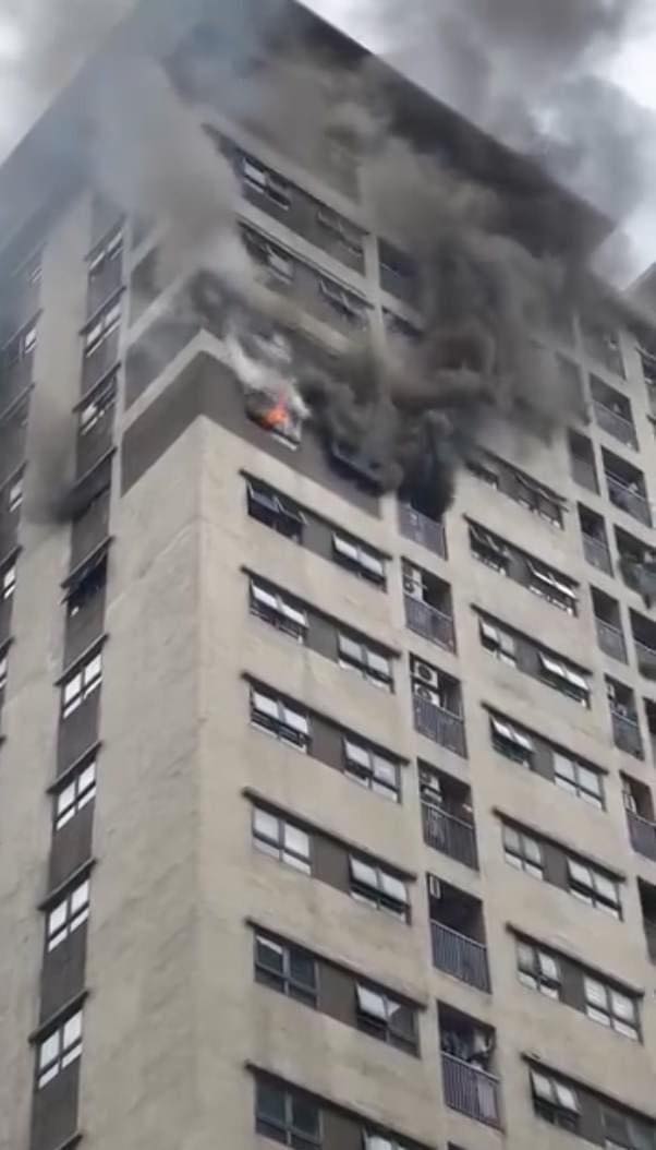 Hà Nội: Lửa cháy ngùn ngụt tại căn hộ chung cư The Vesta, người dân hốt hoảng- Ảnh 1.