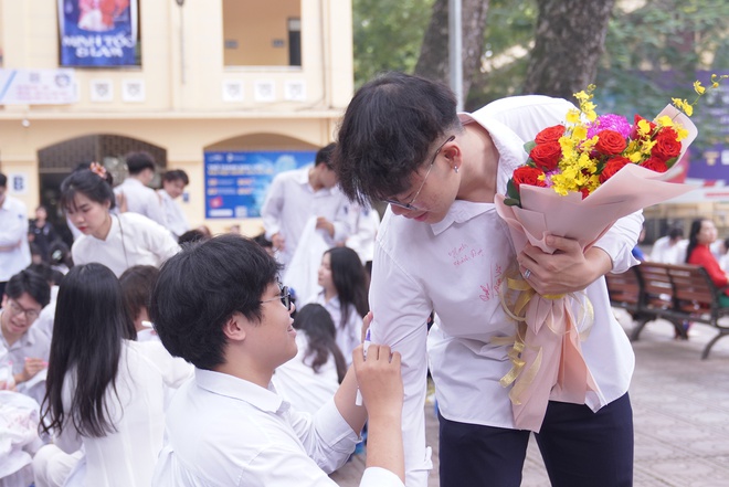 Lễ bế giảng tại ngôi trường có view đẹp nhất Hà Nội: Những cái ôm và giọt nước mắt đã rơi trước giờ phút chia xa- Ảnh 3.