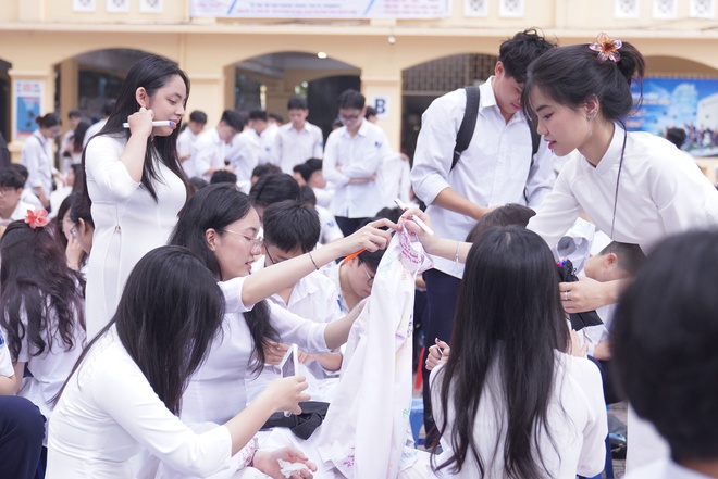 Lễ bế giảng tại ngôi trường có view đẹp nhất Hà Nội: Những cái ôm và giọt nước mắt đã rơi trước giờ phút chia xa- Ảnh 10.
