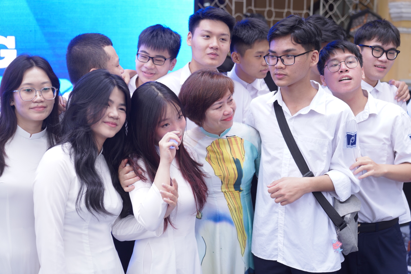 Lễ bế giảng tại ngôi trường có view đẹp nhất Hà Nội: Những cái ôm và giọt nước mắt đã rơi trước giờ phút chia xa- Ảnh 14.