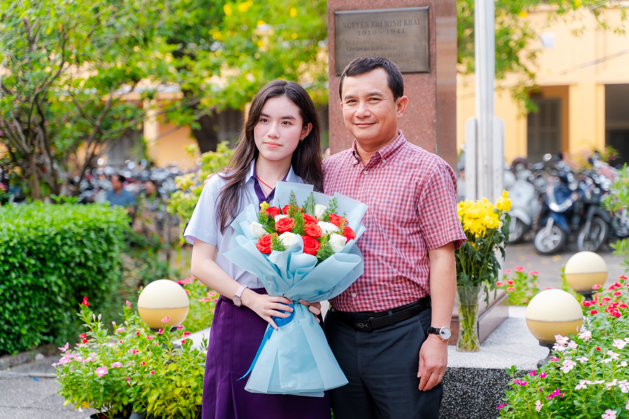 Học sinh Nguyễn Thị Minh Khai ôm nhau khóc nức nở trong lễ trưởng thành: Sau đêm nay, tất cả chỉ còn là kỷ niệm!- Ảnh 4.