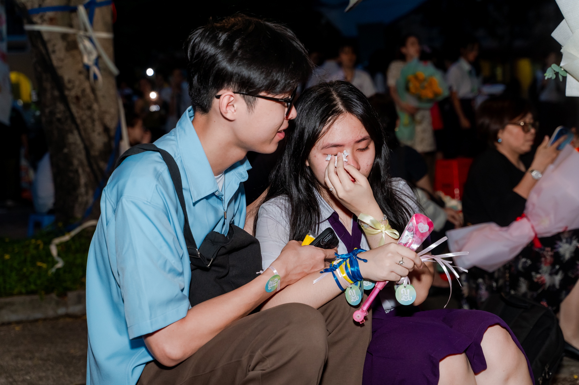 Học sinh Nguyễn Thị Minh Khai ôm nhau khóc nức nở trong lễ trưởng thành: Sau đêm nay, tất cả chỉ còn là kỷ niệm!- Ảnh 11.