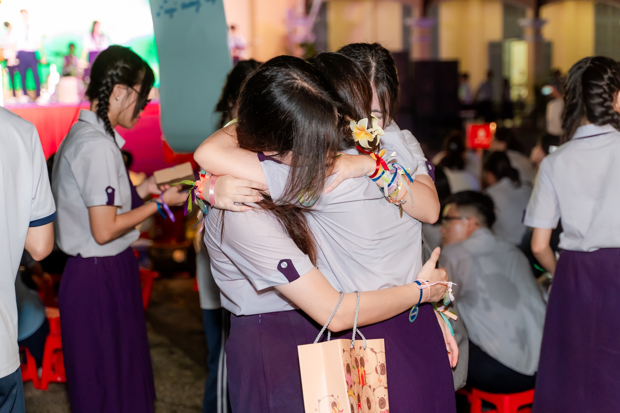 Học sinh Nguyễn Thị Minh Khai ôm nhau khóc nức nở trong lễ trưởng thành: Sau đêm nay, tất cả chỉ còn là kỷ niệm!- Ảnh 7.