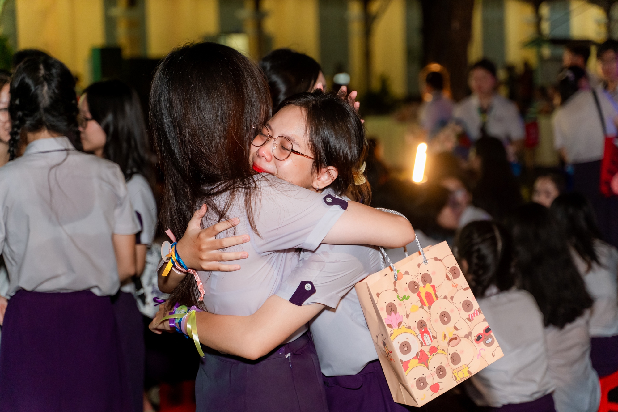 Học sinh Nguyễn Thị Minh Khai ôm nhau khóc nức nở trong lễ trưởng thành: Sau đêm nay, tất cả chỉ còn là kỷ niệm!- Ảnh 8.