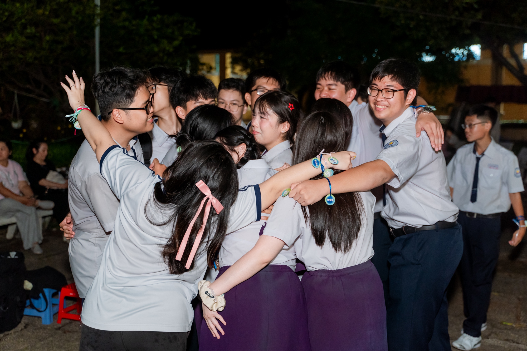 Học sinh Nguyễn Thị Minh Khai ôm nhau khóc nức nở trong lễ trưởng thành: Sau đêm nay, tất cả chỉ còn là kỷ niệm!- Ảnh 6.